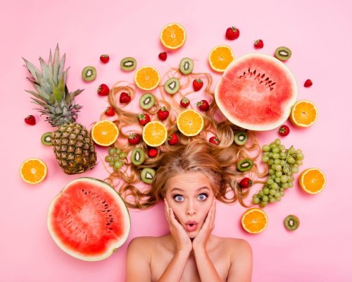 Une femme est entourée de fruits exotiques, représentant sa créativité.